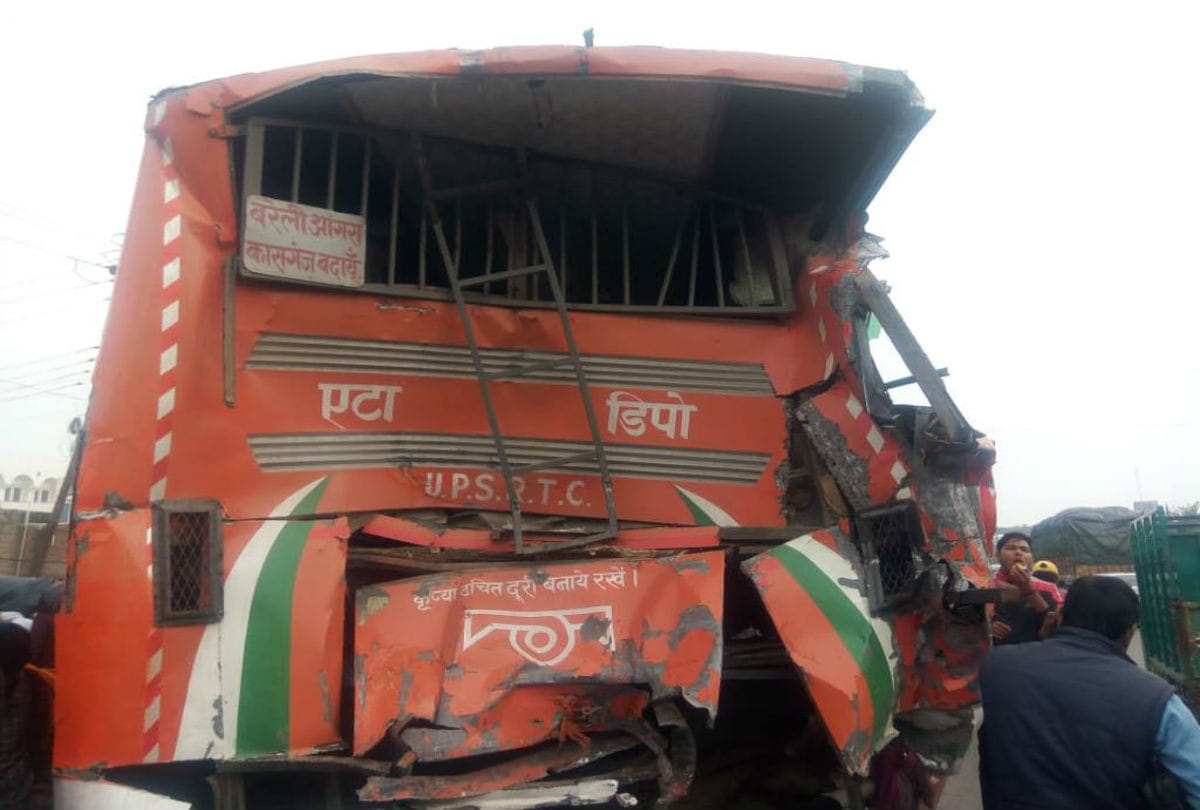 truck and roadways bus collision in agra