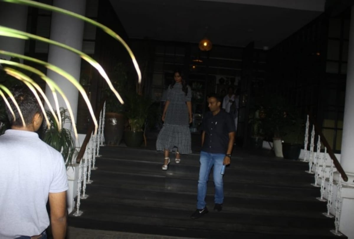 Isha Ambani came in such a way, Maxi dressed in the wife watching Anand Piramal