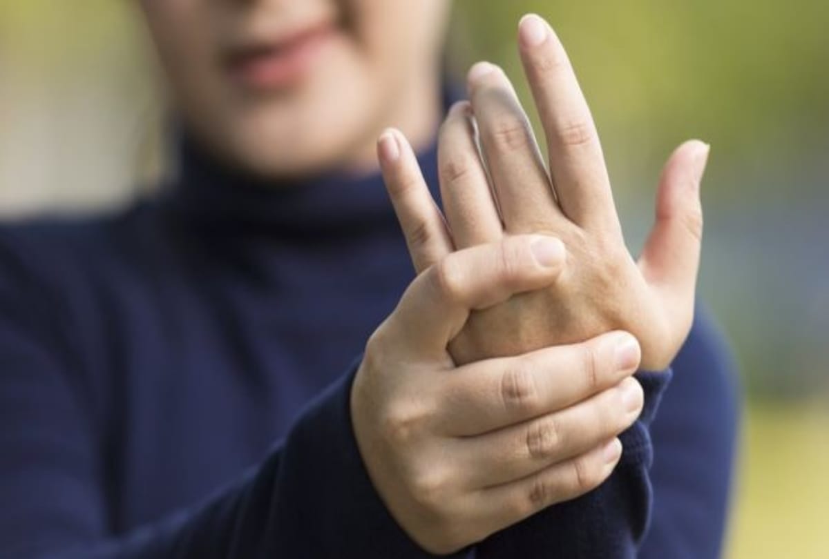 knuckle cracking effects on your hands and joints