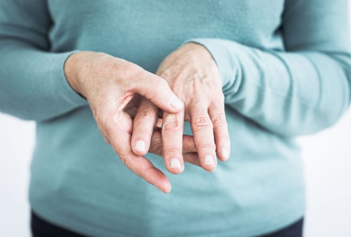 knuckle cracking effects on your hands and joints