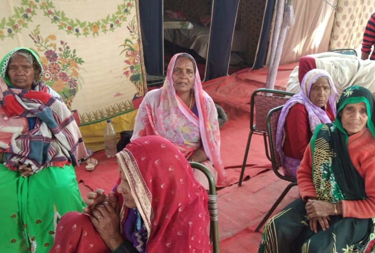 Old woman lost her family in kumbh mela prayagraj