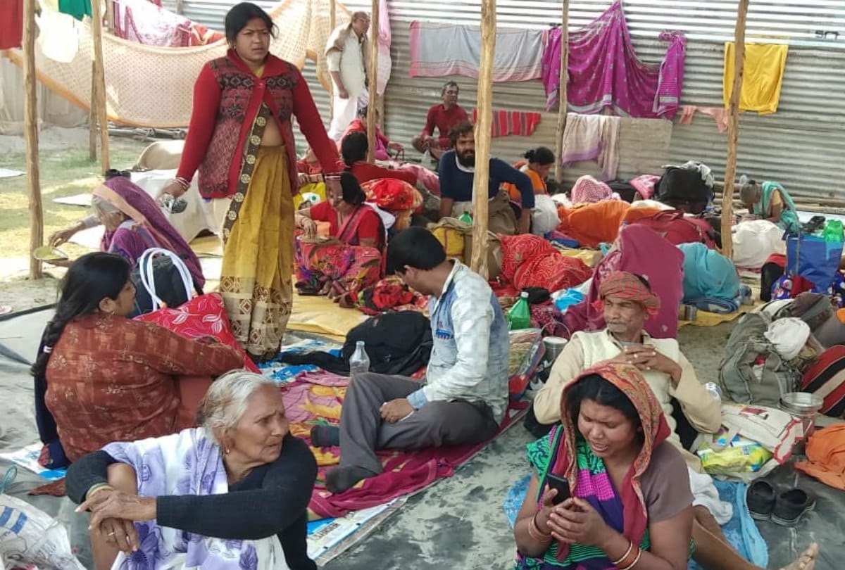 Old woman lost her family in kumbh mela prayagraj