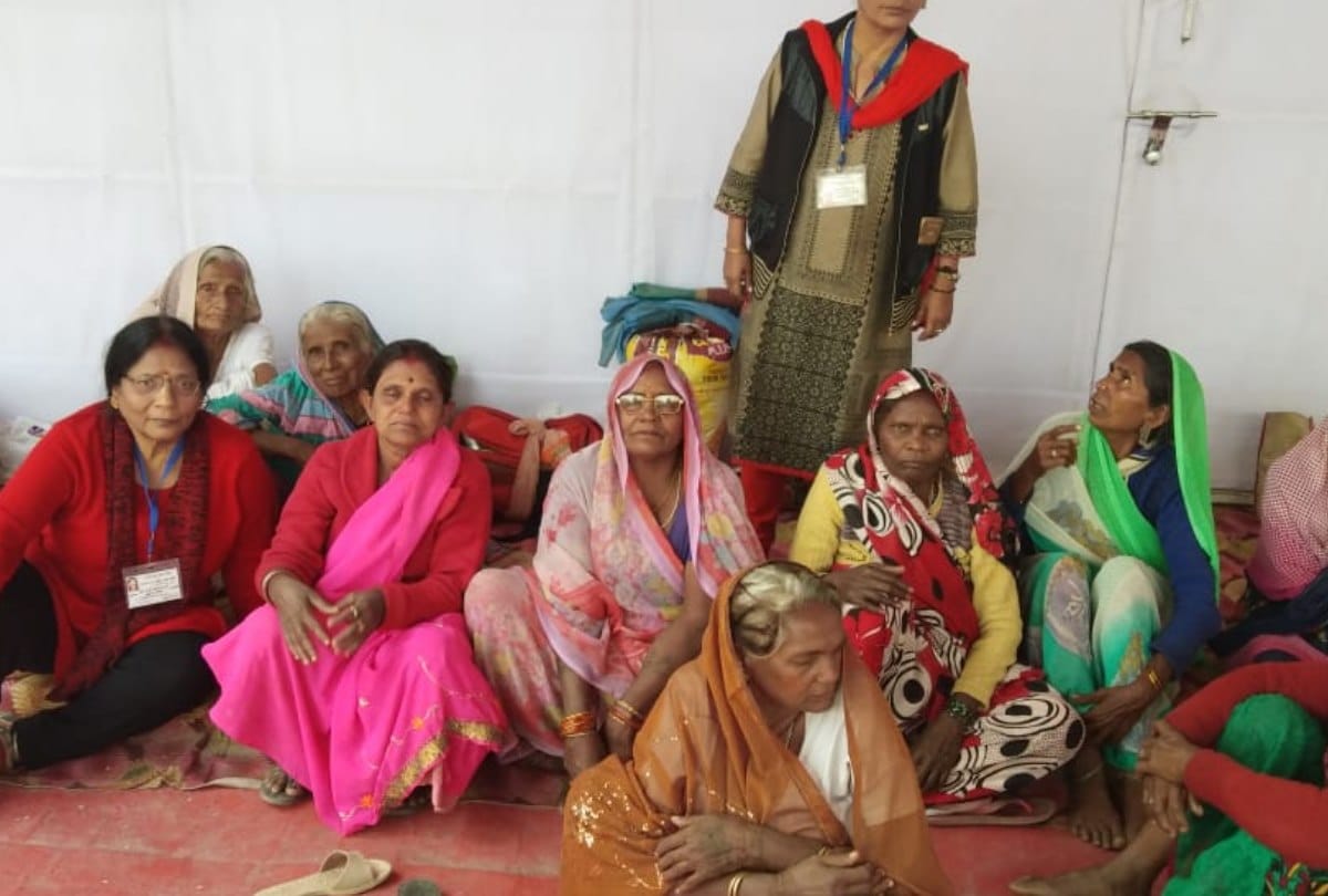 Old woman lost her family in kumbh mela prayagraj
