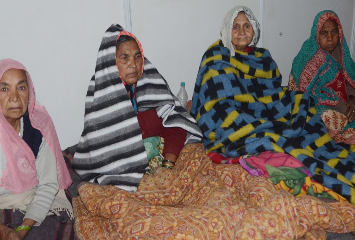 Old woman lost her family in kumbh mela prayagraj