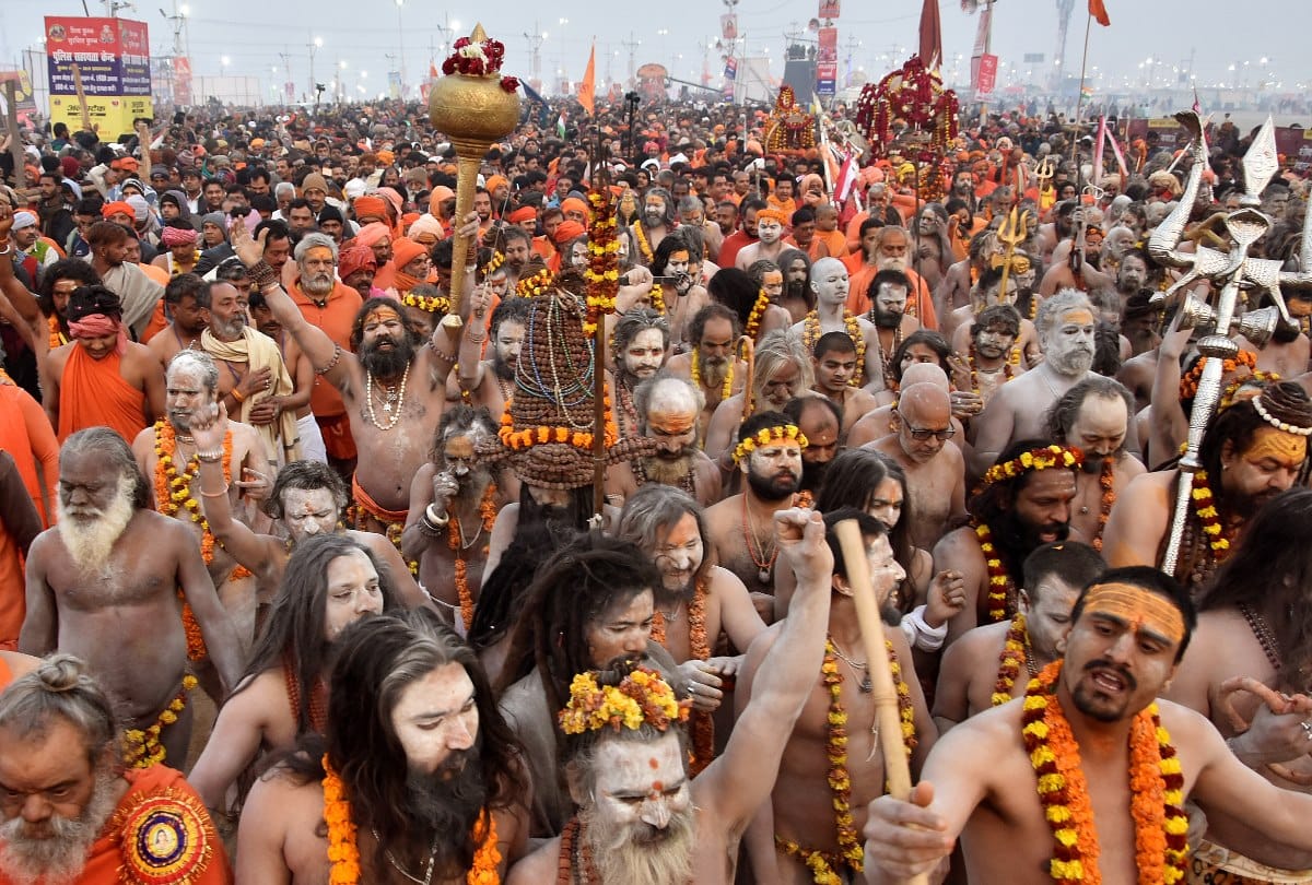 Naga sadhus performed heavy weapons in kumbh Mela 2019