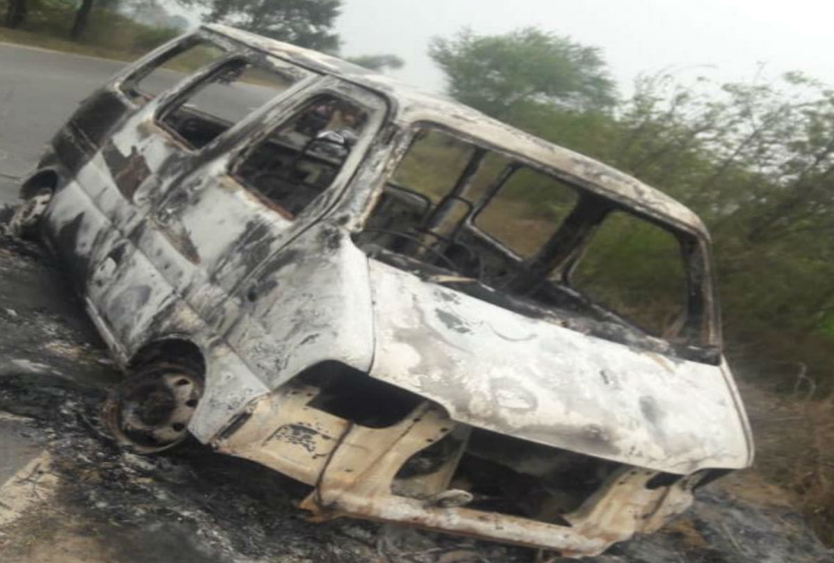 two people burnt alive in car after loot in mathura