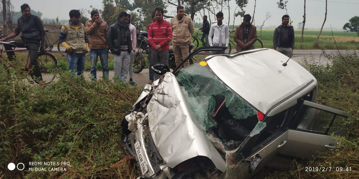 पुलिया से टकराई कार, दो की मौत, चार जख्मी