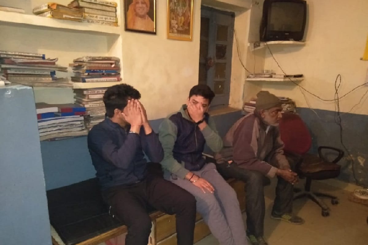 Meerut, video made of the girls sitting in park and then beat the accused