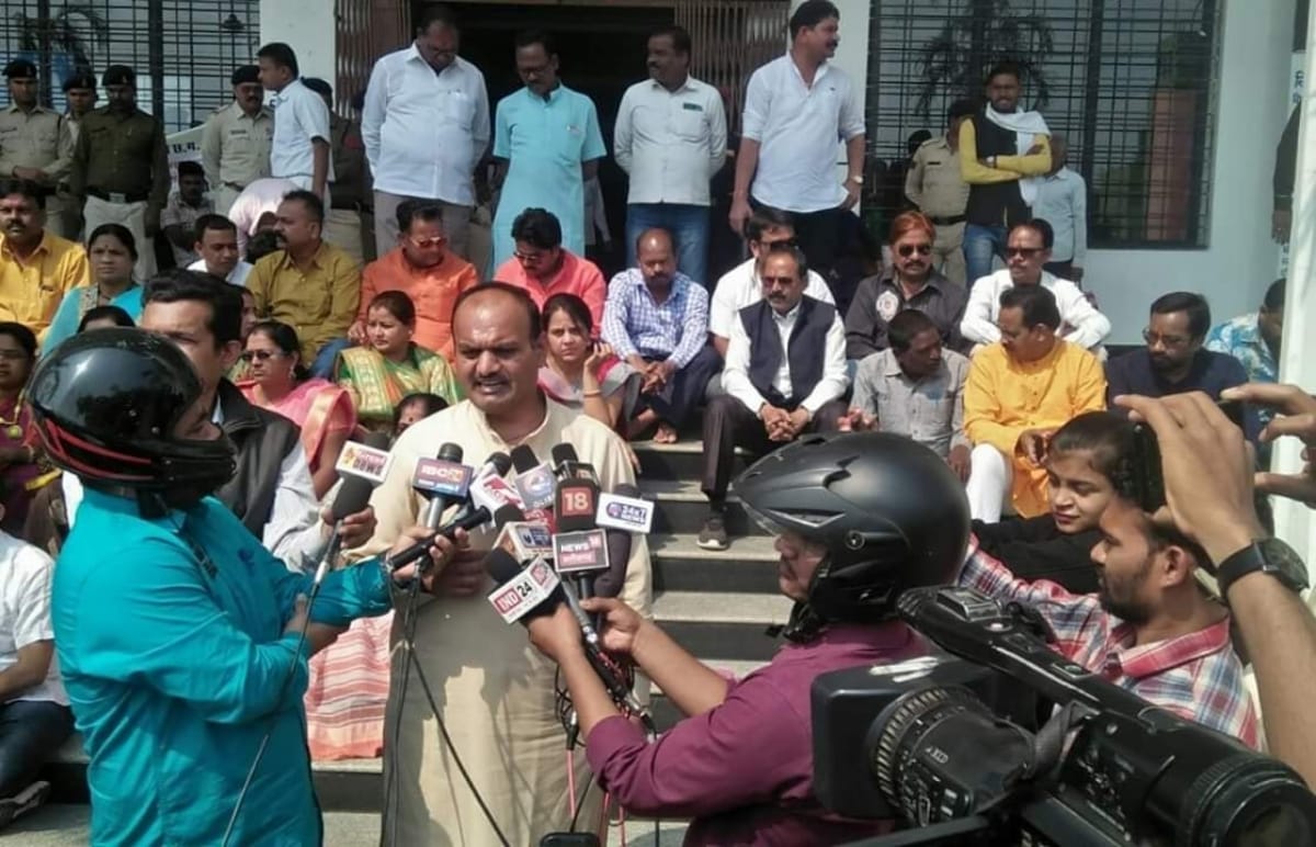Chhattisgarh journalists wore helmet while talking with BJP Leaders