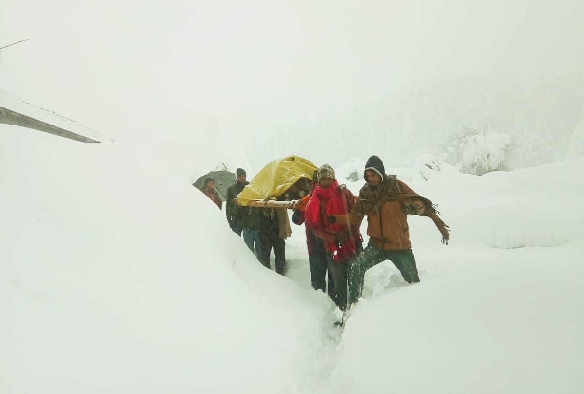 Pregnant women carried for hospital in heavy snowfall in chamba in himachal pradesh