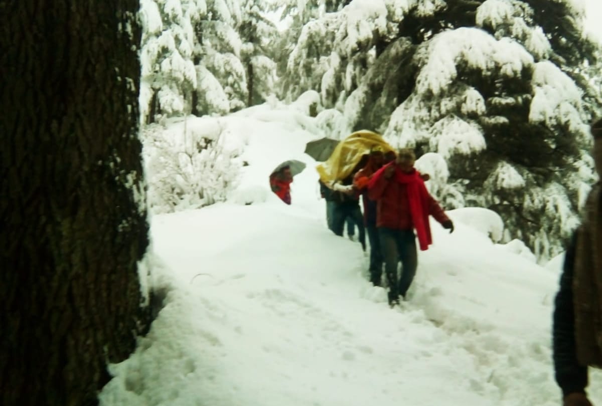 Pregnant women carried for hospital in heavy snowfall in chamba in himachal pradesh