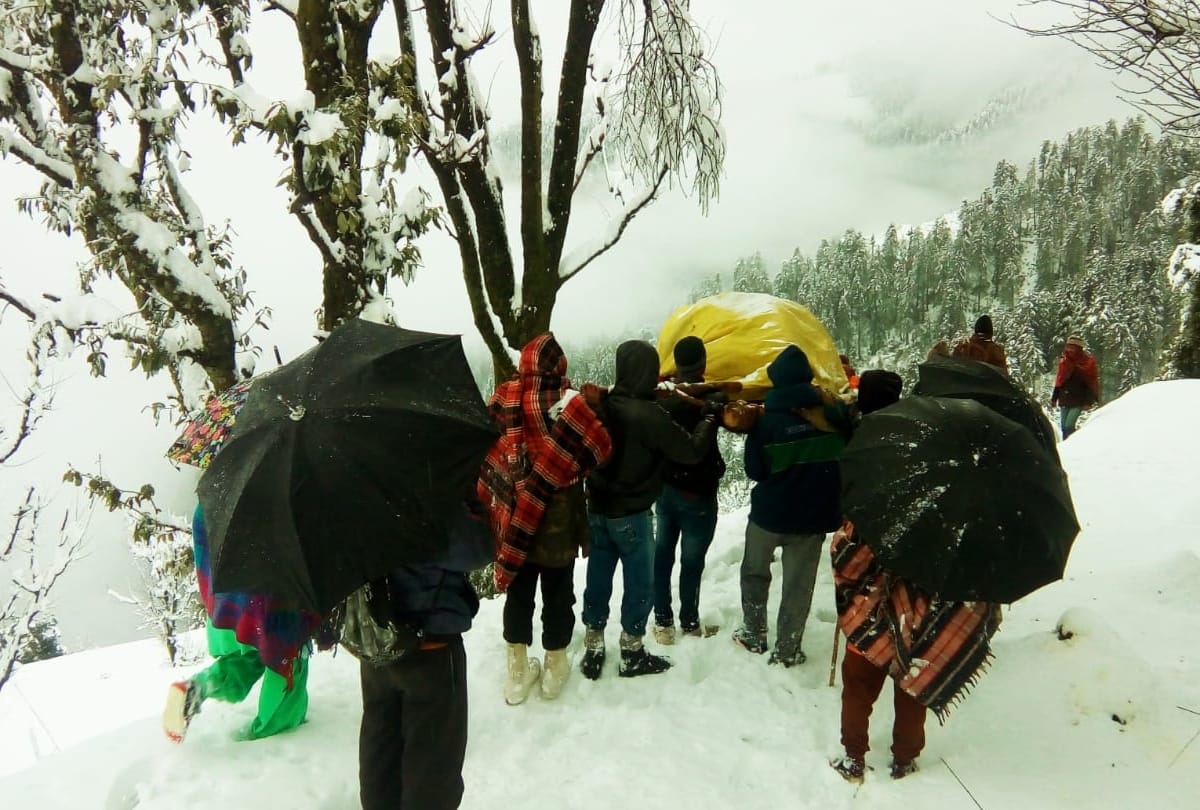 Pregnant women carried for hospital in heavy snowfall in chamba in himachal pradesh