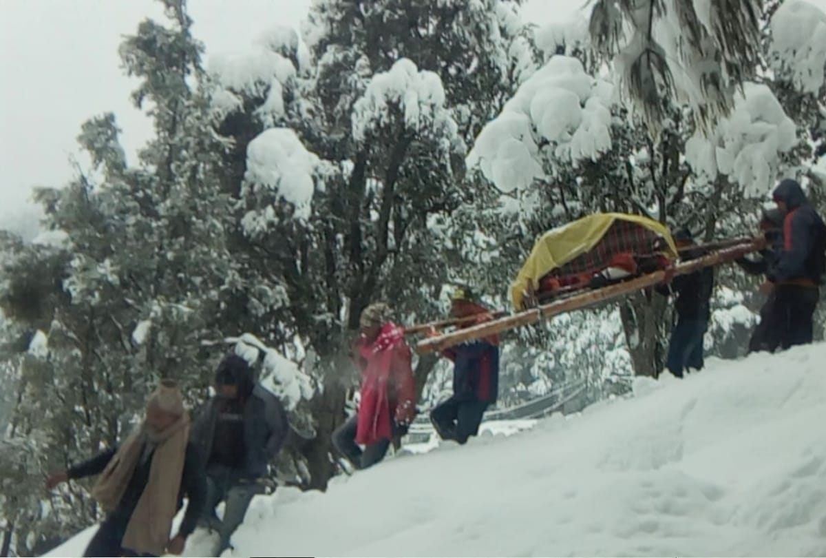 Pregnant women carried for hospital in heavy snowfall in chamba in himachal pradesh