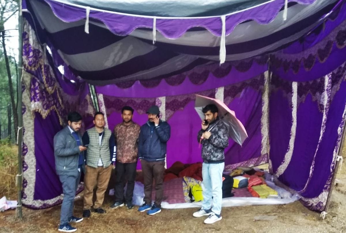 candidates hunger strike in rain outside HPSSC hamirpur