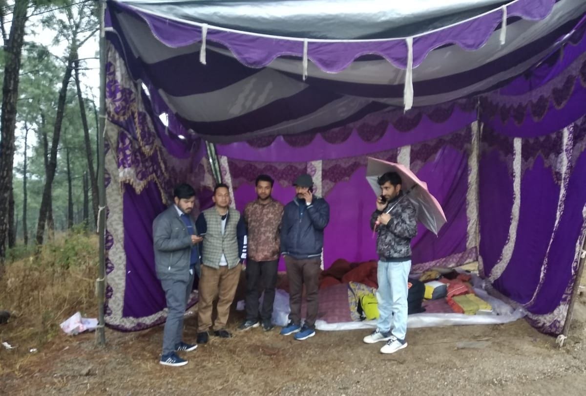 candidates hunger strike in rain outside HPSSC hamirpur