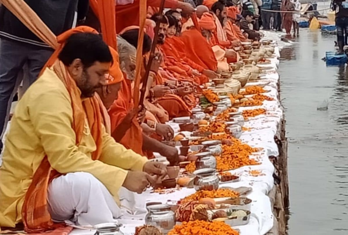 Darshan of the shrines performed by the saints in Prayag Parikrama in Kumbh Mela