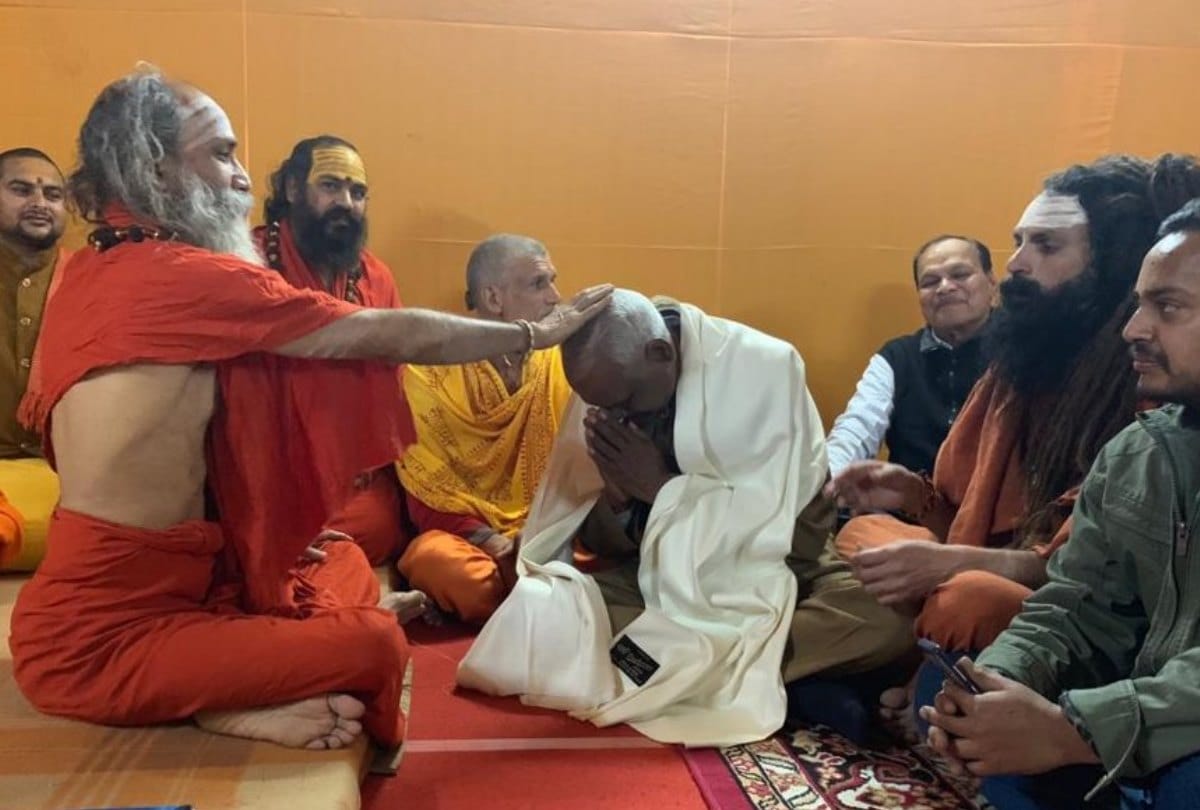 Kumbh 2019: President Ram Nath Kovind elder brother get holy dip in Sangam