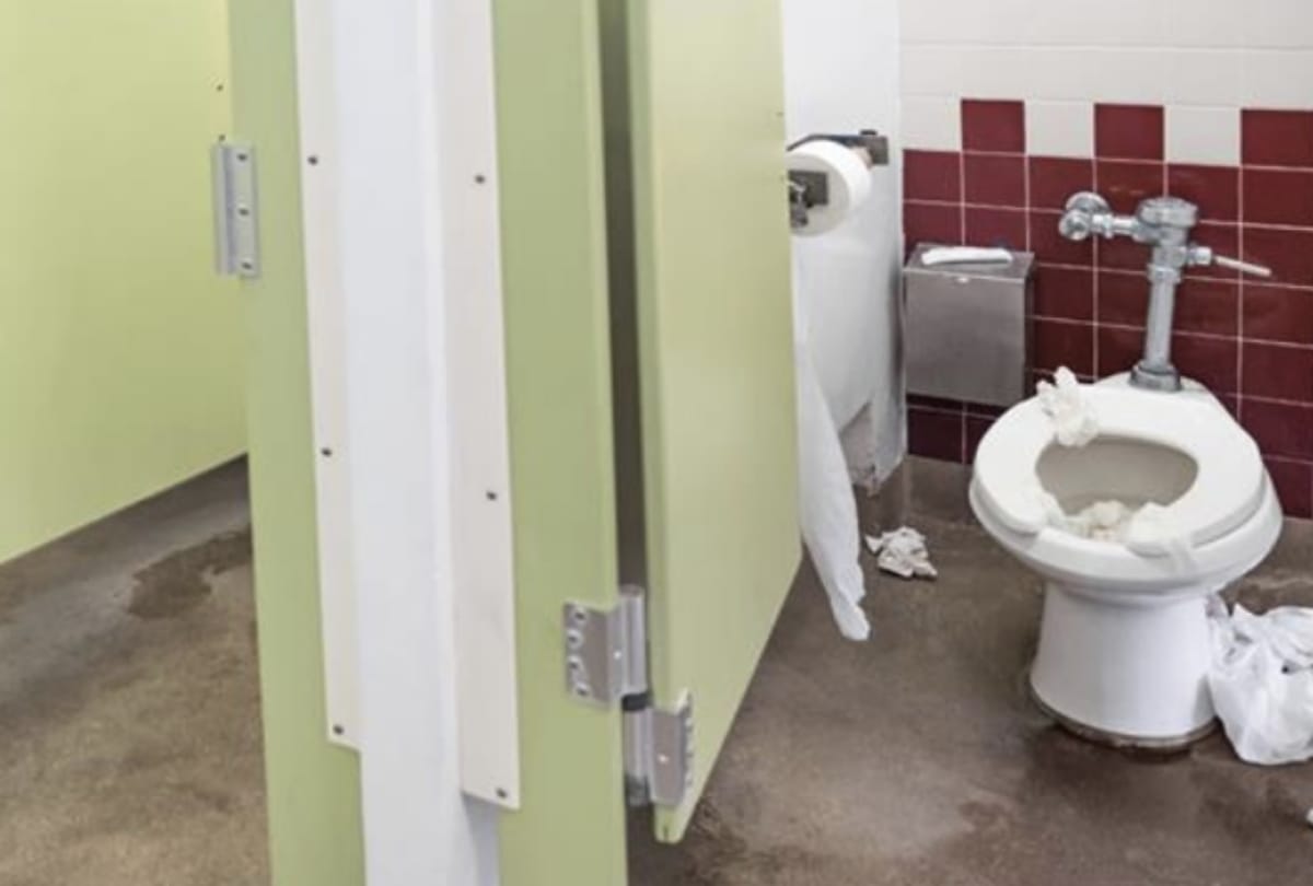 avoid uti women should apply these tips in public toilet