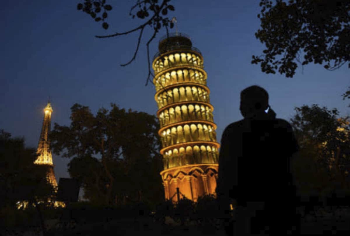 seven wonder of worlds replicas in delhi