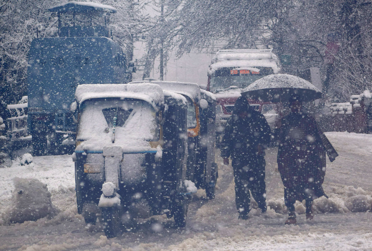 jammu srinagar highway closed on sixth day, supply affected in srinagar as truck stuck on highway