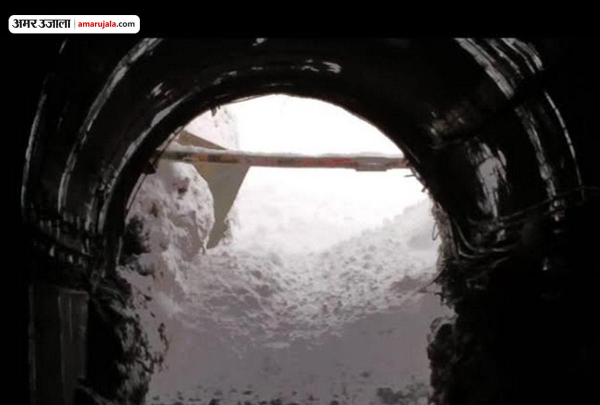 Avalanche on police post in Jawahar Tunnel Kulgam, 2 dead, 150 rescued. heavy snowfall in kashmir
