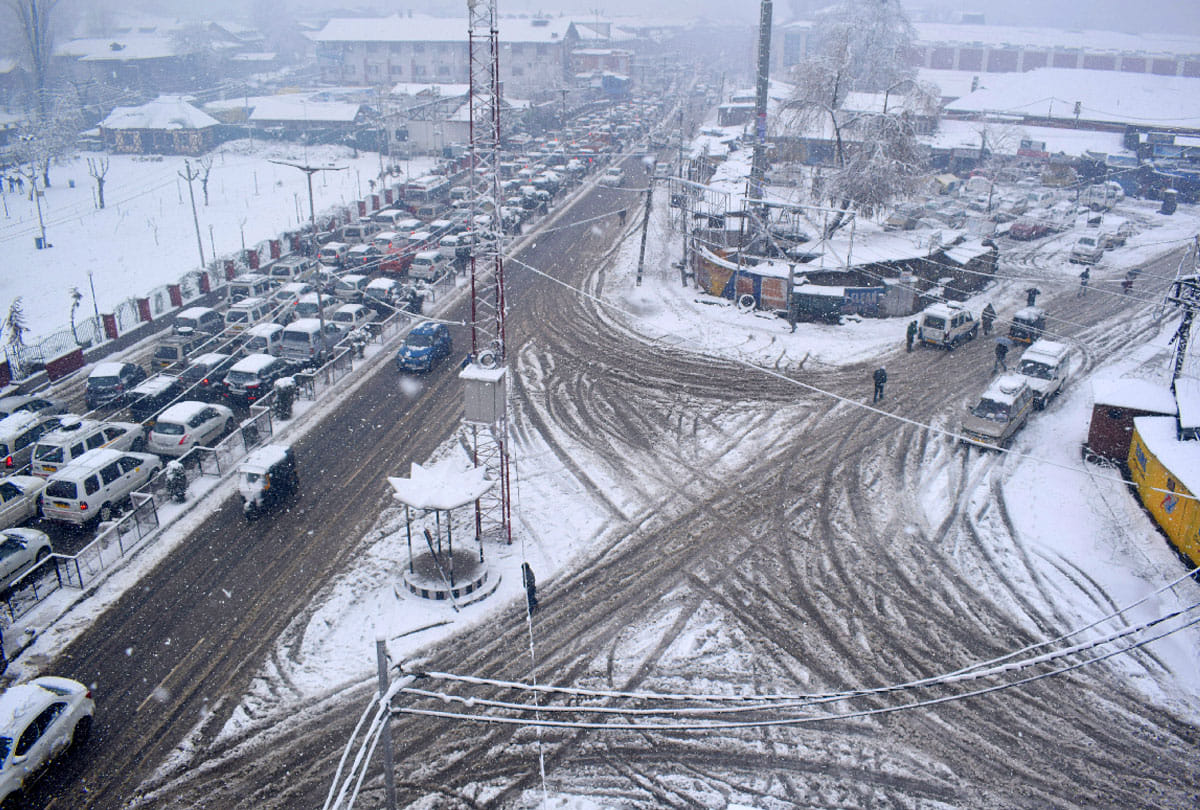 jammu srinagar highway closed on sixth day, supply affected in srinagar as truck stuck on highway