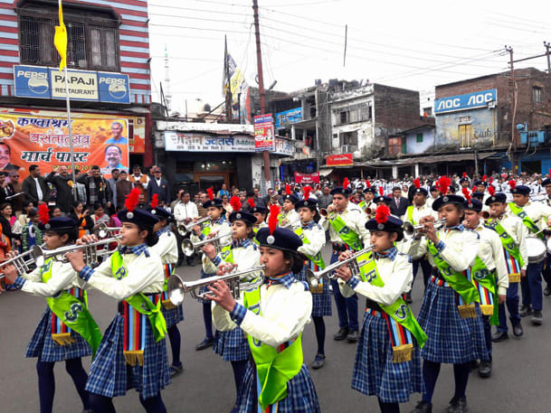 वसंतोत्सव में स्कूली बच्चों के मार्च मास्ट ने मचाया धमाल