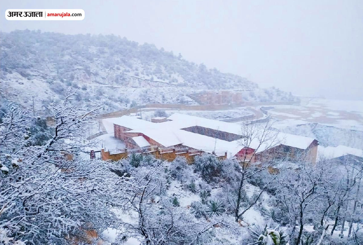 snowfall in maa vaishno devi katra bhawan jammu kashmir, helicopter sevices stopped