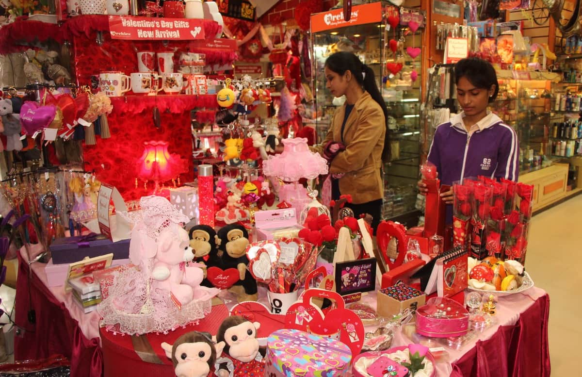 Valentine's Day begins, crowds of youth in restaurants, malls and theater on Rose Day