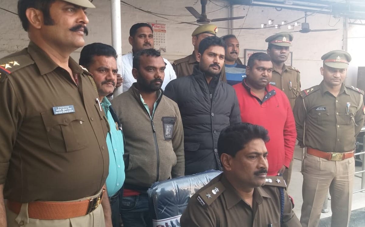Illegal English liquor smuggled by constable in varanasi