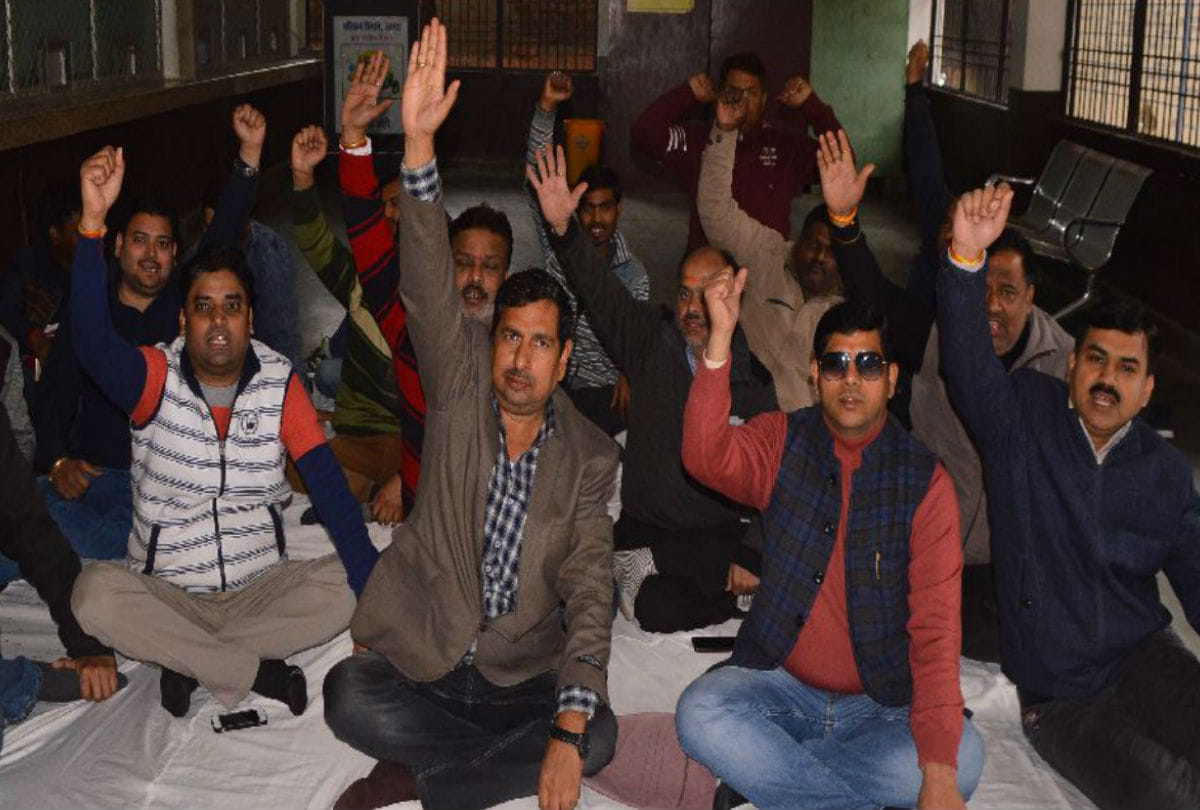 government workers protest for old pension scheme in agra
