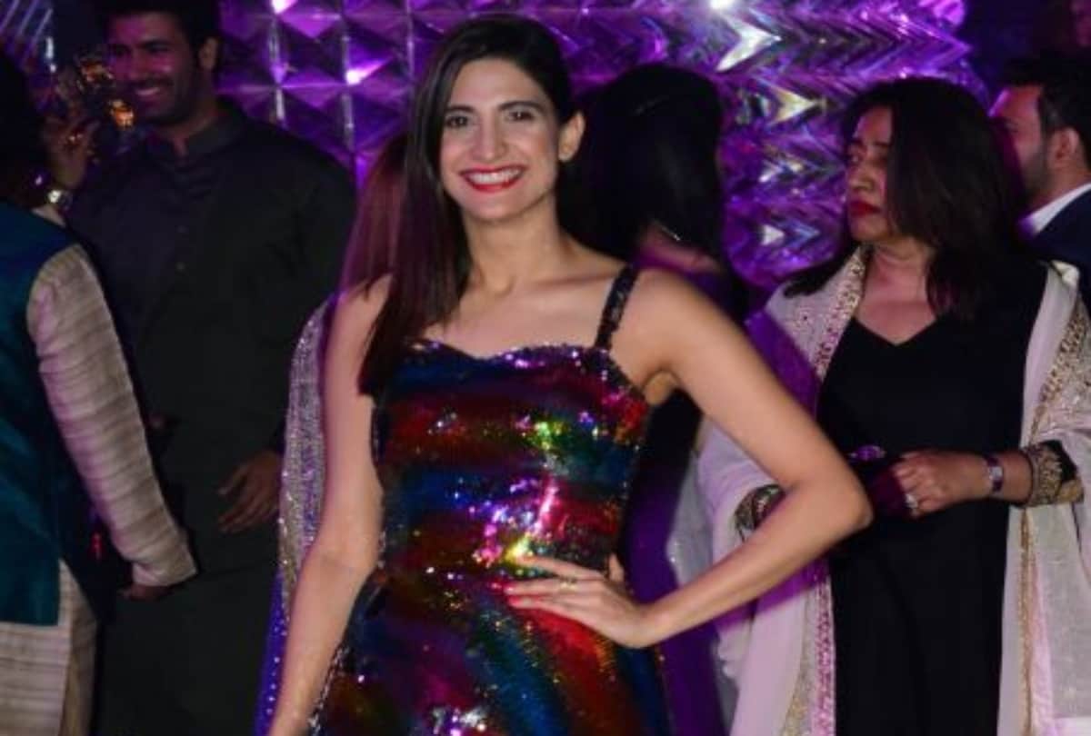 aahana kumra held by cab driver on her trip