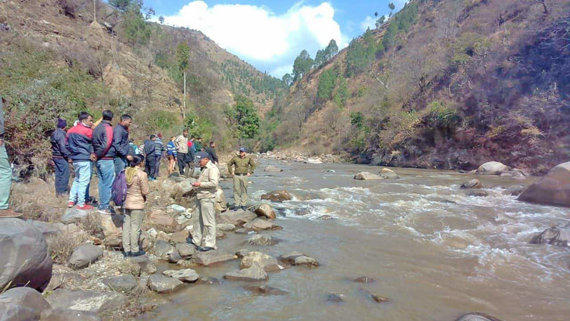 बैजरों में पूर्वी नयार में बही दो छात्राएं, एक की मौत, दूसरी लापता