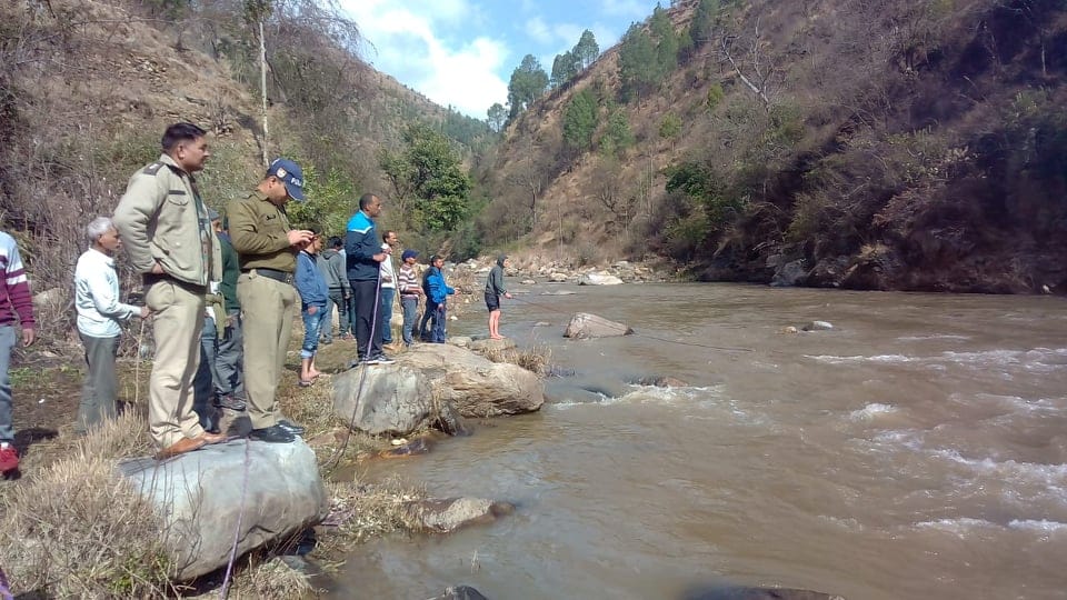 Two Girls Students drown into river in pauri one killed