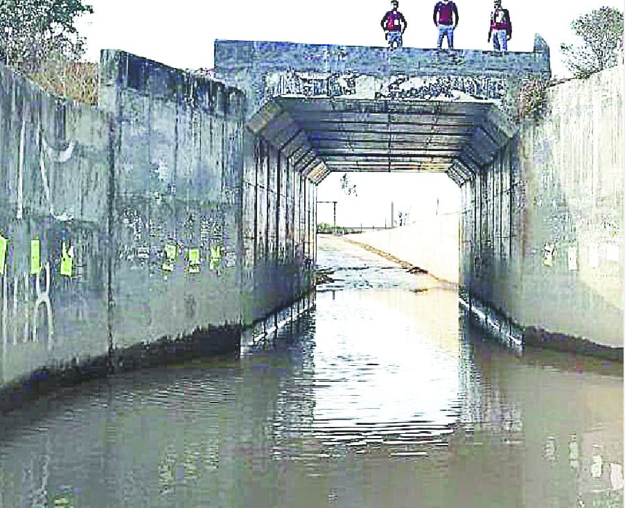 underpaas me paani bharne se 20 gaao kaa sampark kata