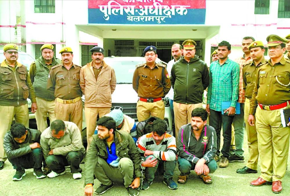 in desire of foreign trip 8 car thief held by police