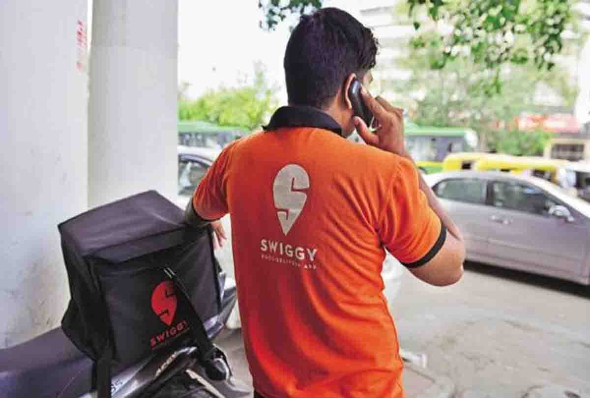 swiggy delivery boy eating food on the way