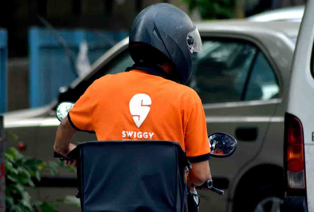 swiggy delivery boy eating food on the way