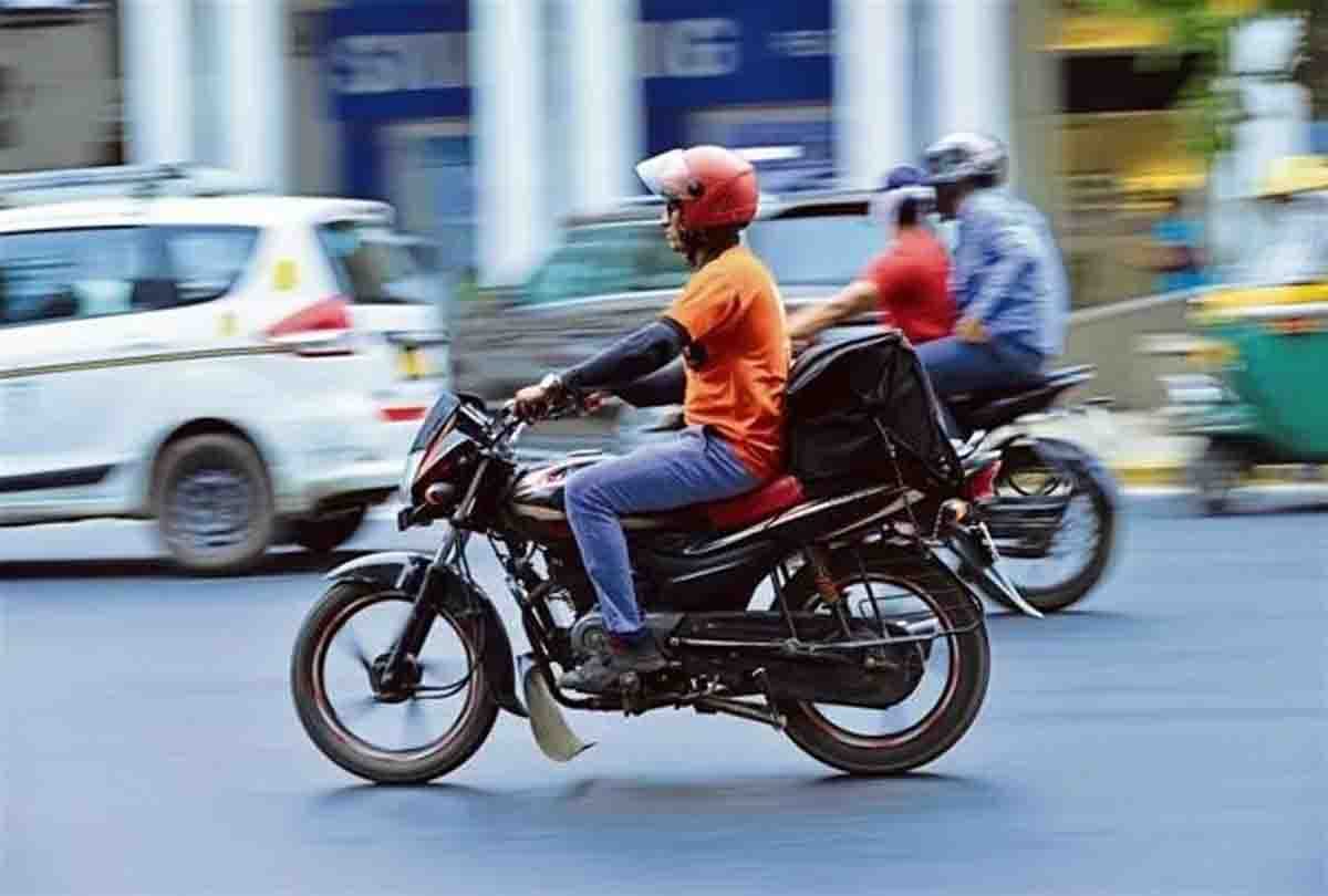 swiggy delivery boy eating food on the way