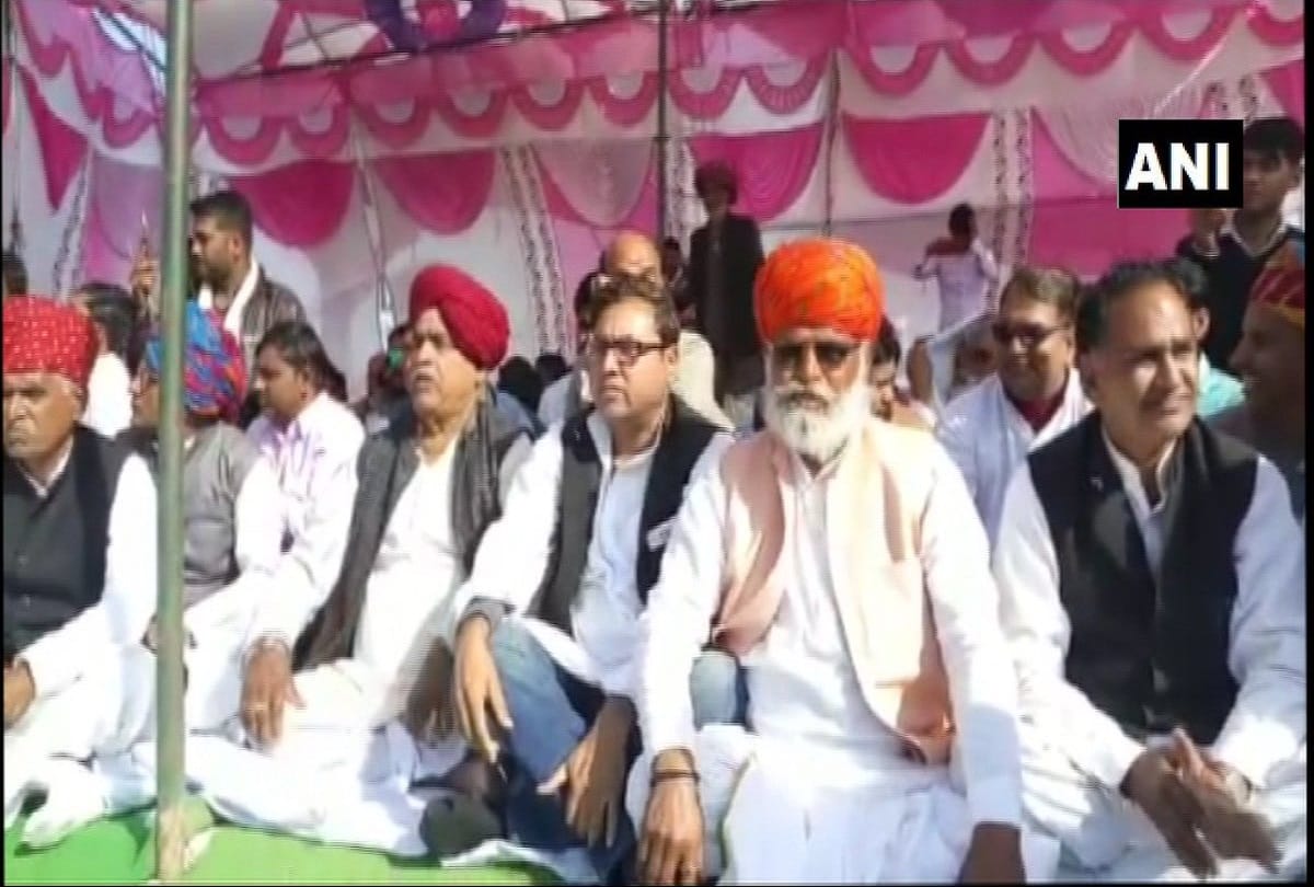 Movement on reservation, Gujjar sitting on railway track