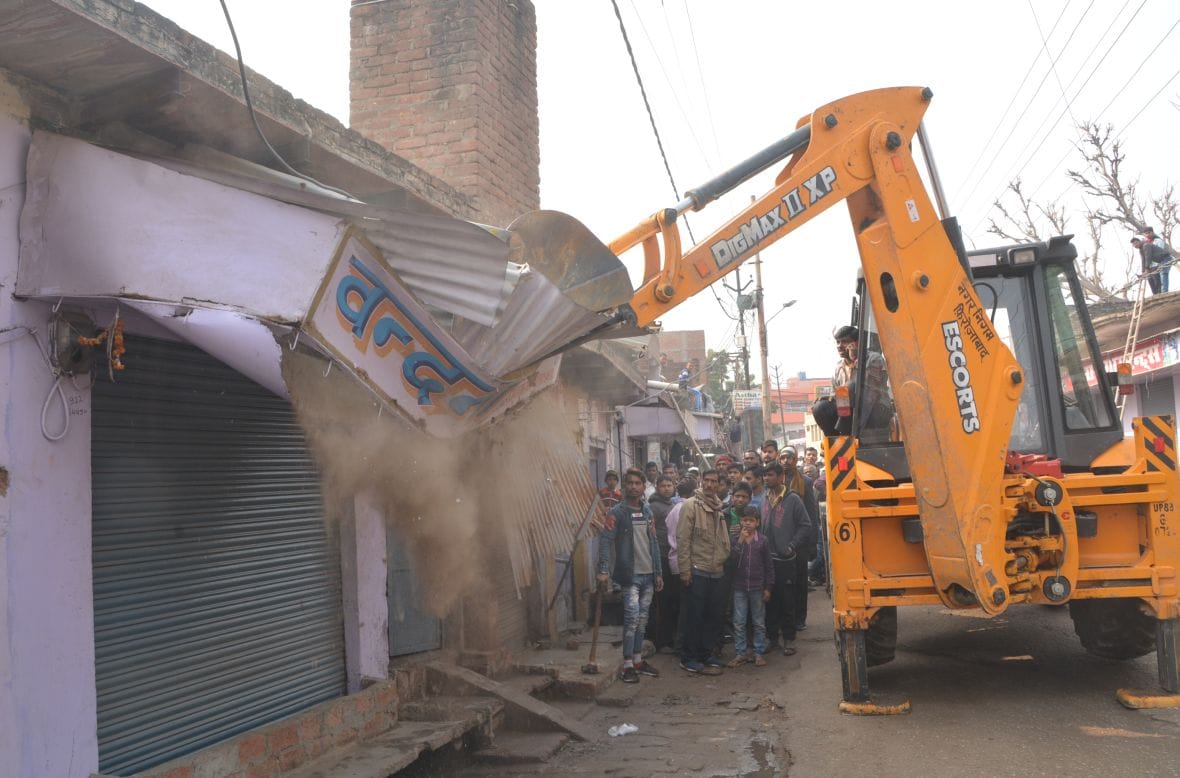 दूसरे दिन भी गरजी जेसीबी, चला हथौड़ा
