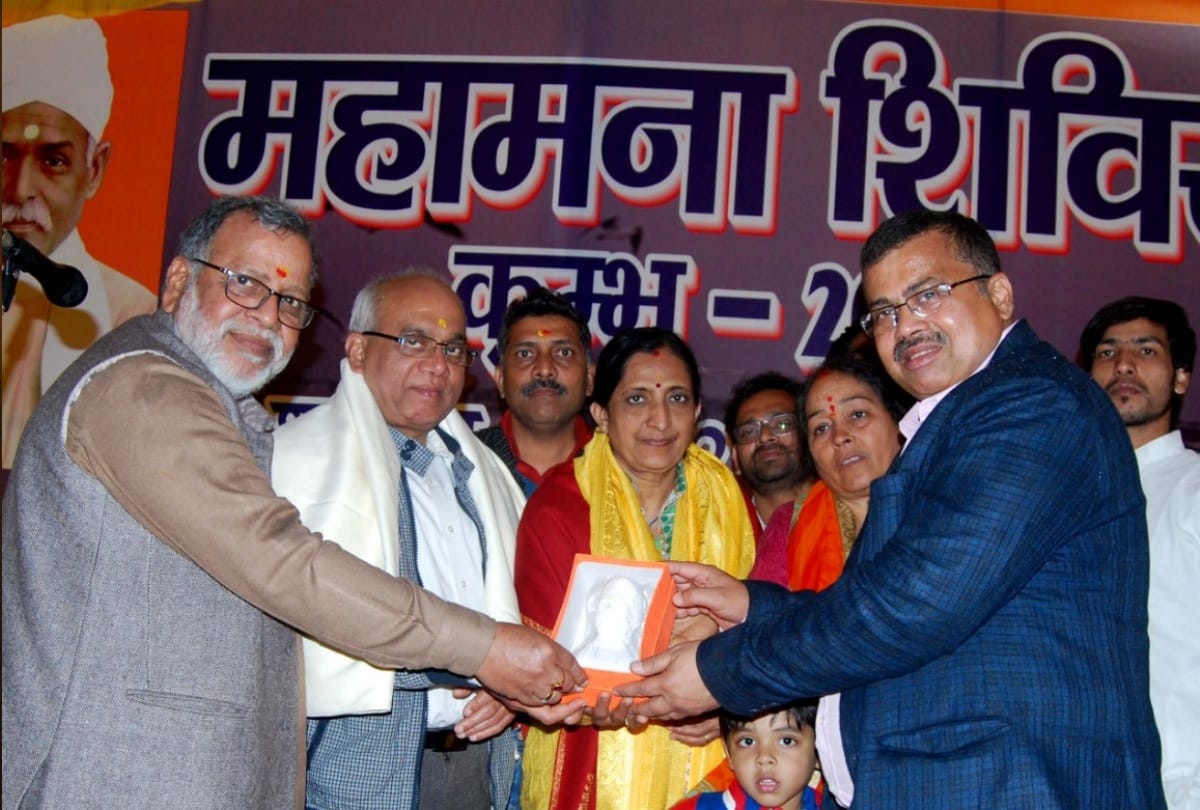 kumbh 2019: bhajan of kabir chanting at mahamana camp kumbh prayagraj