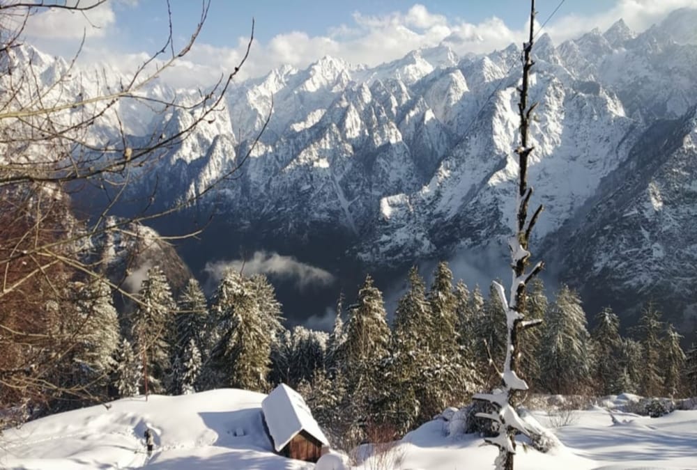 Snowfall record broken in auli uttarakhand 200 village covered  see photos