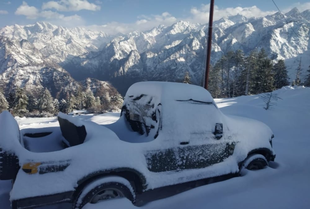 Heavy snowfall covered Auli during valentine week see beautiful photos