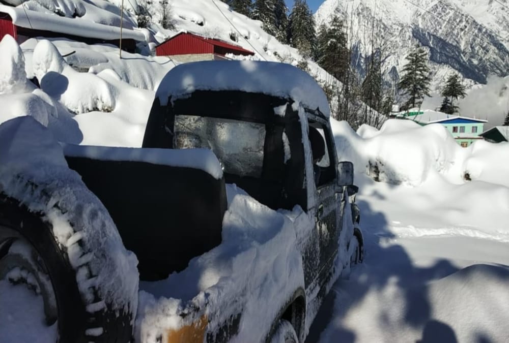 Snowfall record broken in auli uttarakhand 200 village covered  see photos