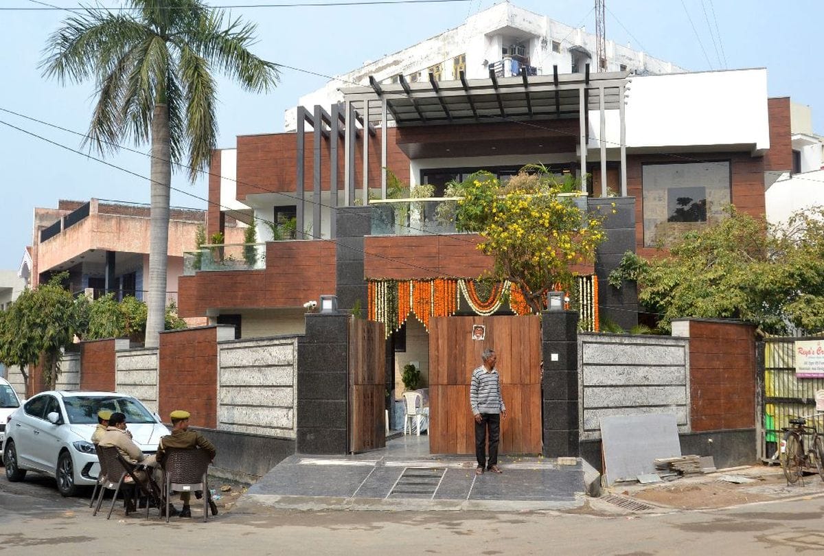 income tax raid on sp leader shiv kumar rathore company in agra