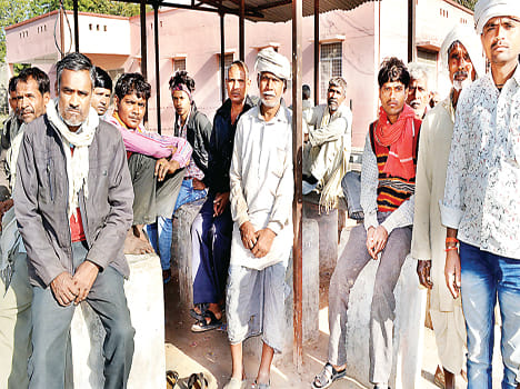 karj se pareshaan kisan ne khudkushi