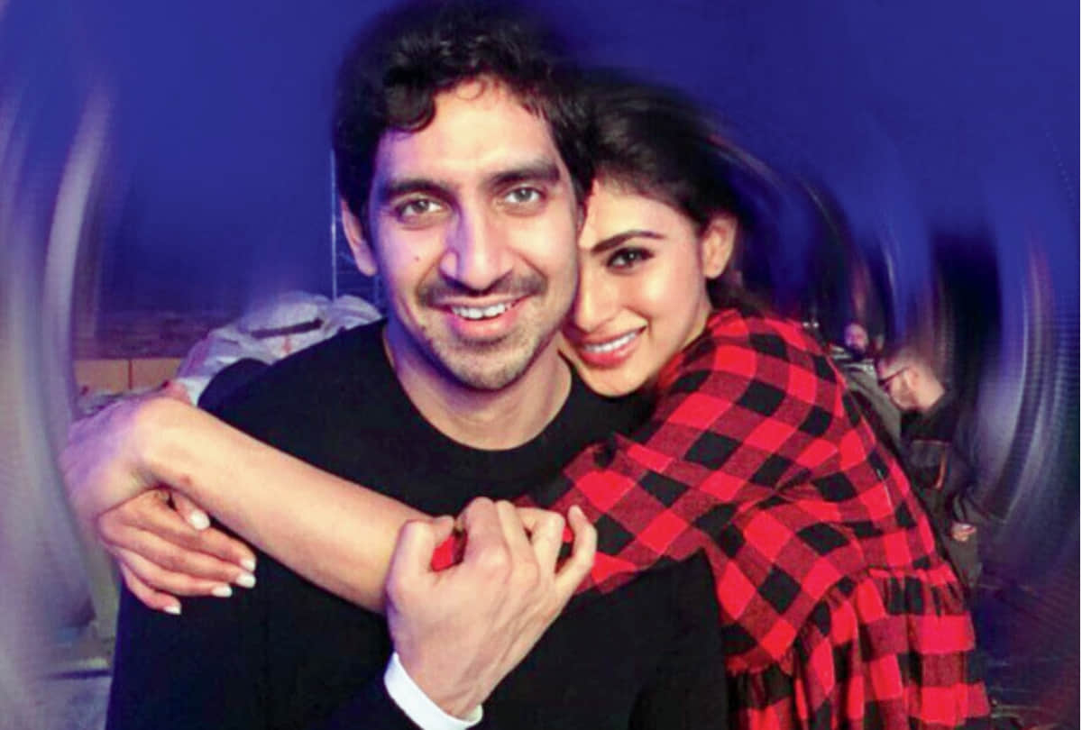 mouni roy share a picture with Brahmastra Director Ayan Mukerji and show her love for him