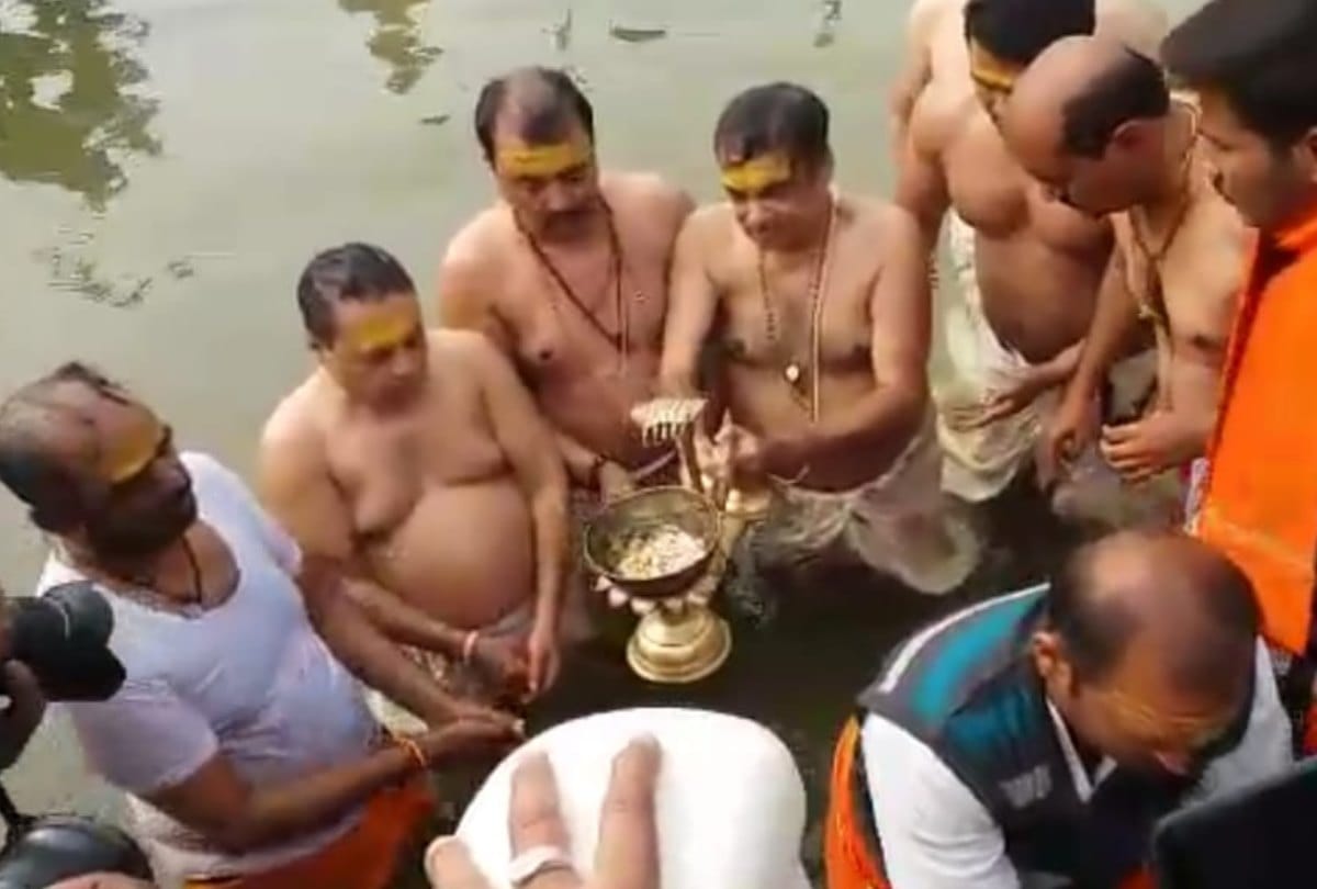 Nitin Gadkari had a holy bath in Sangam Kumbh Mela Allahabad