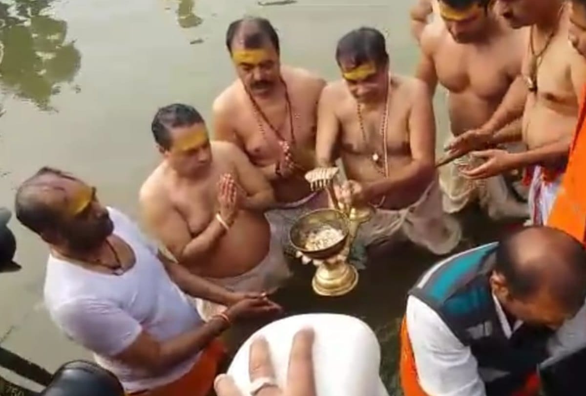 Nitin Gadkari had a holy bath in Sangam Kumbh Mela Allahabad